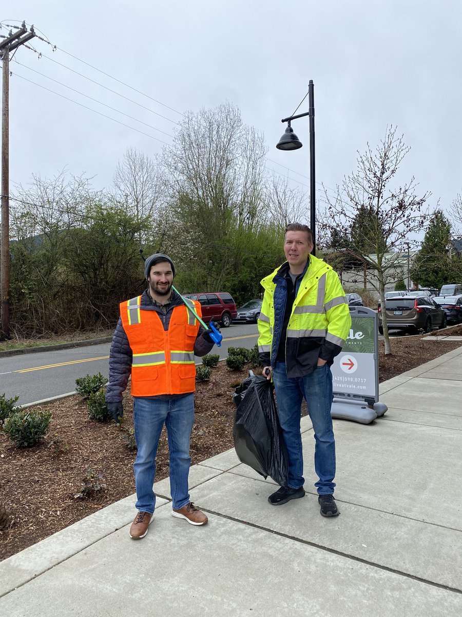 FarallonLLC's tweet photo. Earth week litter pickup in the City of Issaquah! 🌱#earthday https://t.co/SABMngeMMb
