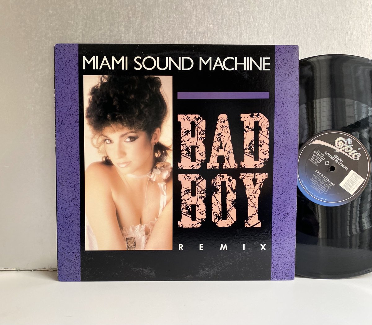 _CosmicCourier's tweet image. MIAMI SOUND MACHINE
『Bad Boy』12”　single
1985 US
Epic，49-05338

((12" Remix))
🎵youtu.be/nWfU0jsbE0o

#MiamiSoundMachine #GloriaEstefan #EmilioEstefanJr #ShepPettibone #MichaelHutchinson #latinpop #synthpop #80smusic #vinylrecords #レコード💿🌴💛💫🎶