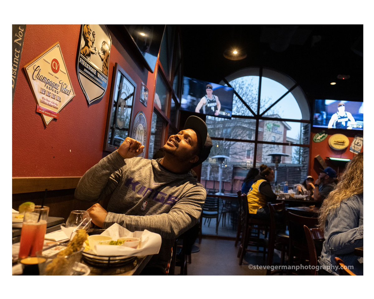 SteveGermanFoto's tweet photo. Fun time taking photos for @sfchronicle of both #kings and #warriors fans watching the #NBAplayoffs at at the #brasstap sports bar in Vacaville, Monday night. Thanks @guywathen for the fun assignment and reporter Michael  Cabanatuan @ctuan for writing up a great story. https://t.co/YTT6q1bCcL