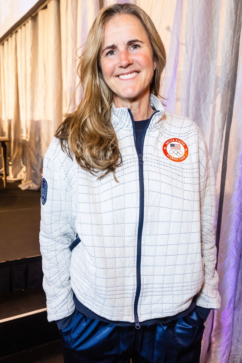 alzassociation: And we were thrilled to have Olympic & World Cup Champion @brandichastain – someone who believes that dreams can come true –  join us for the afternoon. #PartTheCloud #ENDALZ