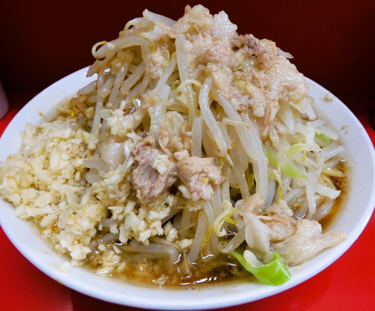 ラーメン二郎、三田本店。麺量確認 07:43、開店 08:00、総帥 op.  KBK（１Lのみ）＋ICN（２L~） Assist。総帥の一杯が食べたくて今朝も並んだ 😆うまい。最近は特に麺がうまい 🍜 それにしても豪快な盛り、ここは野猿かよ 😅
#ラーメン二郎三田本店 #ラーメン二郎