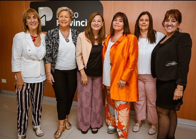 morivitti's tweet photo. Se llevó adelante una mesa de trabajo con representantes del @bancoprovincia  y el @MinMujeresPBA , donde las referentes de las cámaras empresarias bonaerenses presentes recibieron información en detalle sobre las características y requisitos de la nueva línea.#MujeresUipba https://t.co/GbRHHAKFRz