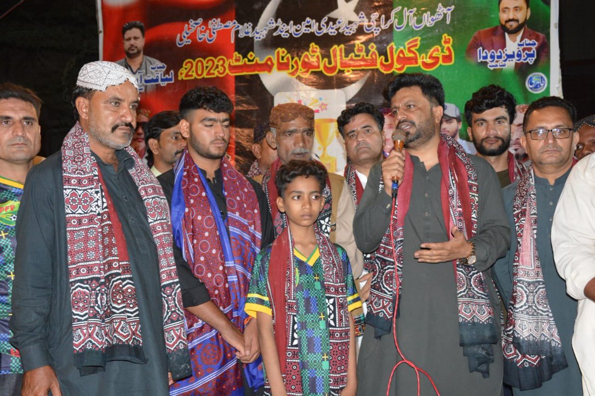 Liaquataskani1's tweet photo. سجن گوٹھ بلدیہ ٹاؤن میں ڈی گول شہید عیدی امین  فٹبال ٹورنامنٹ کے فائنل میچ میں شائقین فٹبال کی موجودگی ميں کھلاڑیوں اور انتظامیہ میں ٹرافی نقد انعامات کی تقسیم مستقبل میں مزید ایونٹ کرانے کا عزم۔@BBhuttoZardari @FaryalTalpurPk https://t.co/gIXaXYk3Ei
