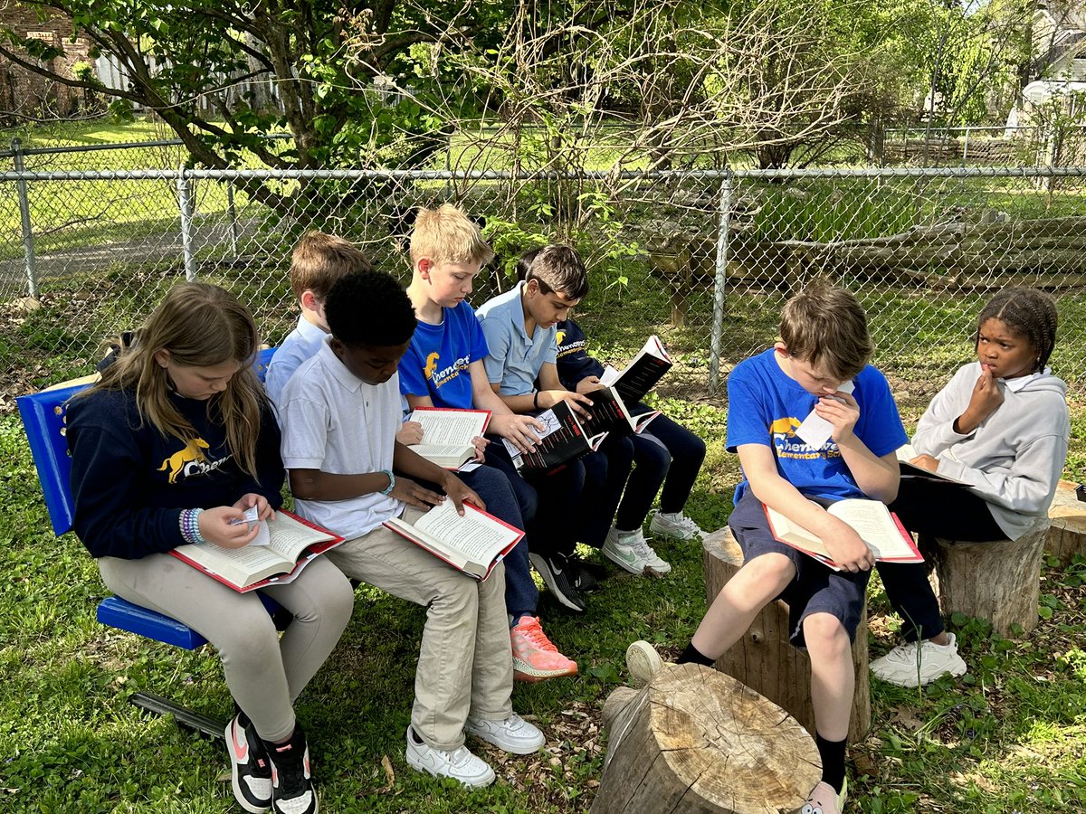Katie_Wolff_'s tweet photo. 💯 5th graders enjoy some ☀️ and 📚 today in the outdoor classroom! 

I think they love our new benches! 

#CESLeadTheCharge 💙🐴 https://t.co/ikiTBpQqAJ