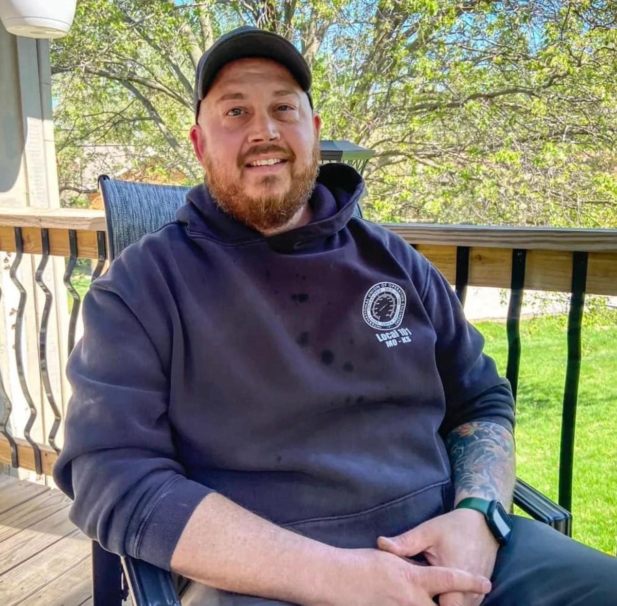 JamesTate121's tweet photo. This is James Lynch. He is one of the neighbors who rushed to helped Ralph Yarl moments after he was shot. When he heard Ralph's cries for help, he jumped his fence and sprinted across the yard. Another neighbor soon joined him, bringing towels.
1/2 https://t.co/OW2FZMrs3Q