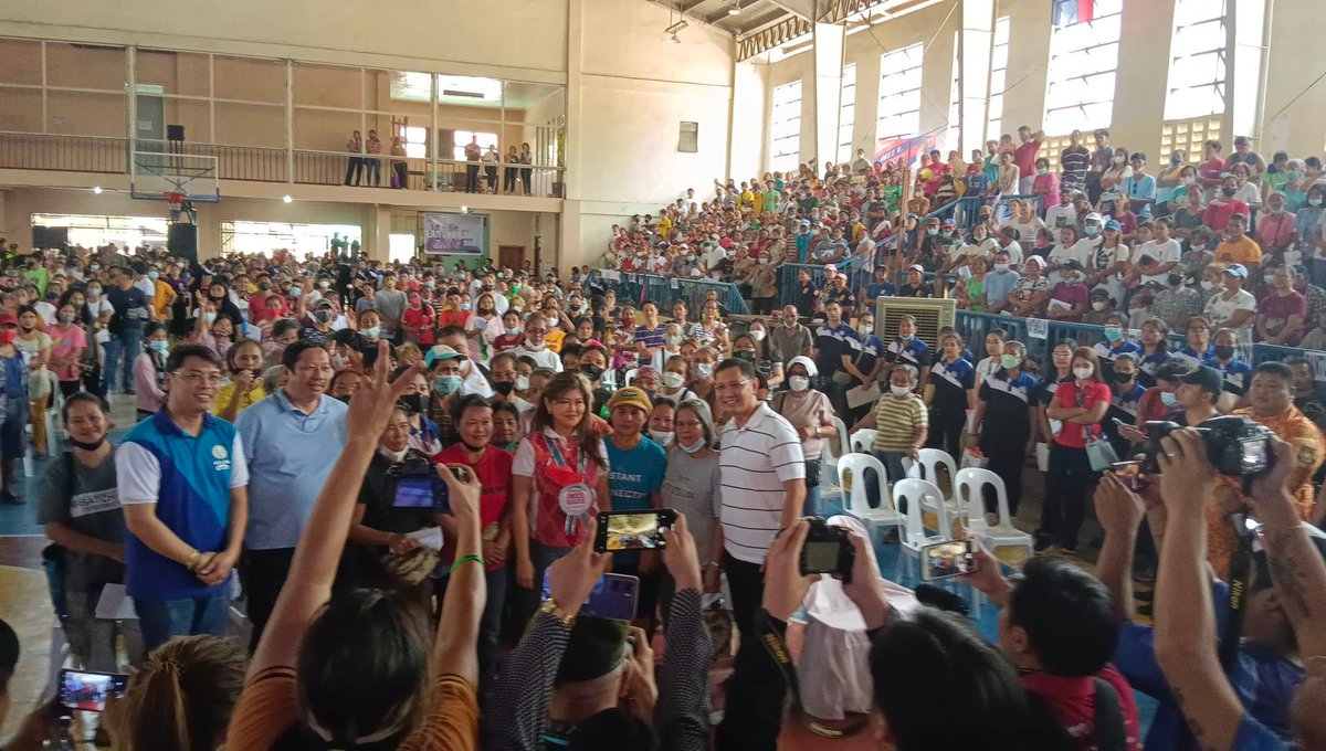 teampveofficial's tweet photo. DISTRIBUTION of financial assistance from DSWD led by @SenImeeMarcos. Php3000 pesos each to 1000 beneficiaries in Jose C. Magno Sports and Civic Center at Pozzorobio, Pangasinan.

 #IMEEsolusyon  #PhilippineVloggersElite

@teampveofficial https://t.co/ahAp1fi2Ee