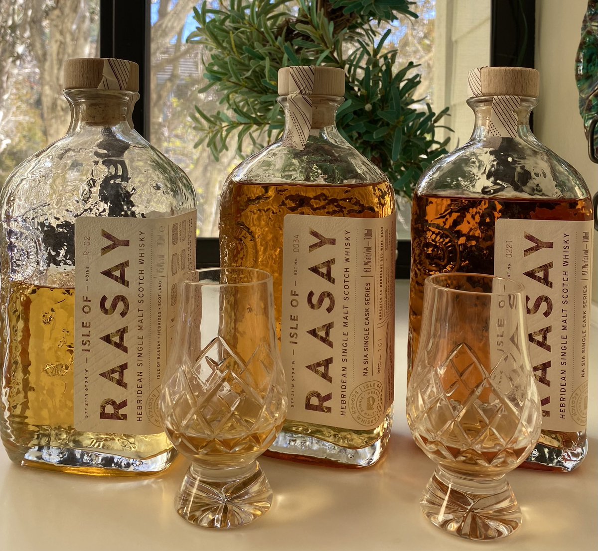 DonnaRose_CA's tweet photo. Spending part of my afternoon with @aqvavitae_sco and @AlasdairDAY - wonderful! #vPub #Aqvavitae #IsleofRaasaySingleMalt #NaSia #whisky https://t.co/oFYIrfSBrs