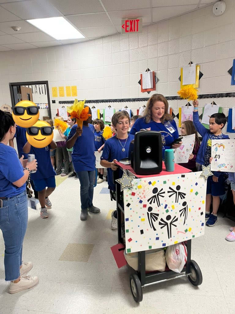 MrsTurnerLES's tweet photo. Cheering on friends as they head out for the Special Olympics!
@lexingtonelemsc https://t.co/6hVG0MeyXu