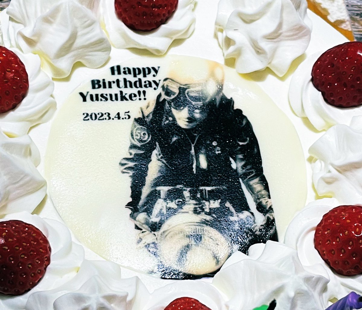 友達夫婦がめちゃくちゃカッコいいケーキ🎂 
で夫の誕生日をお祝いしてくれた🥂ありがとうー✨