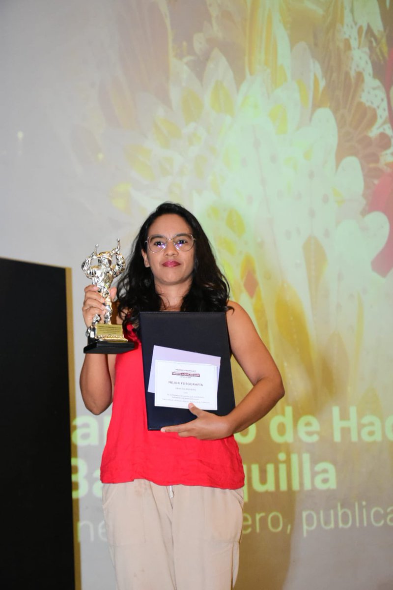 Carnaval_SA's tweet photo. El #PremioEMcC en la Categoría de Mejor Fotografía es para ‘El Barquero de Hades que goza en el Carnaval de Barranquilla’ de @VanexaRomero, publicada en el página web del periódico @ELTIEMPO.
¡Felicitaciones Vanexa, sigue retratando los mejores momentos del Carnaval! https://t.co/ofQDqv4k23