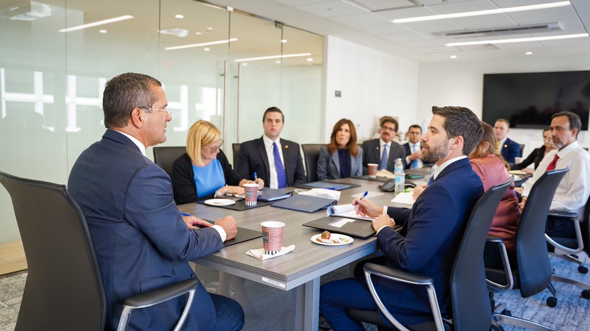 GovPierluisi's tweet image. Seguimos dando la lucha por la igualdad plena que nos garantiza la estadidad. Hoy en mi reunión con los delegados congresionales recibí las actualizaciones de sus esfuerzos por el trato igual.