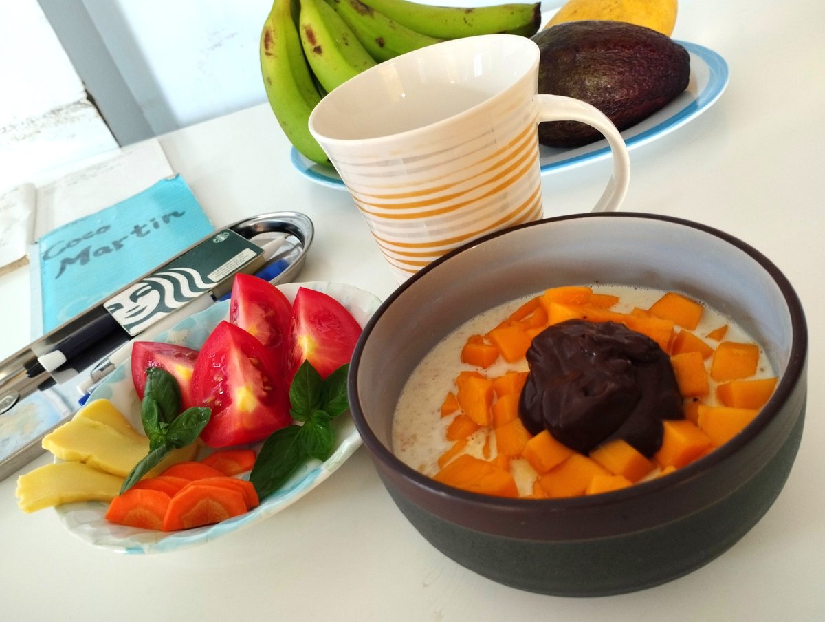 Coco___Martin's tweet photo. オートミール朝ごはん🍚
オートミール、レーズン🍇
スキムミルクに湯を注ぎ、
CUBEマンゴー🥭
タブリヤ(純チョコ)盛り、
できあがり。
ちと、甘すぎマスタわ🐜
#オートミール #スキムミルク #レーズン #マンゴー #朝ごはん #海外生活 #Tableya #純チョコ #暮らし改善 https://t.co/79x6bEyxbv