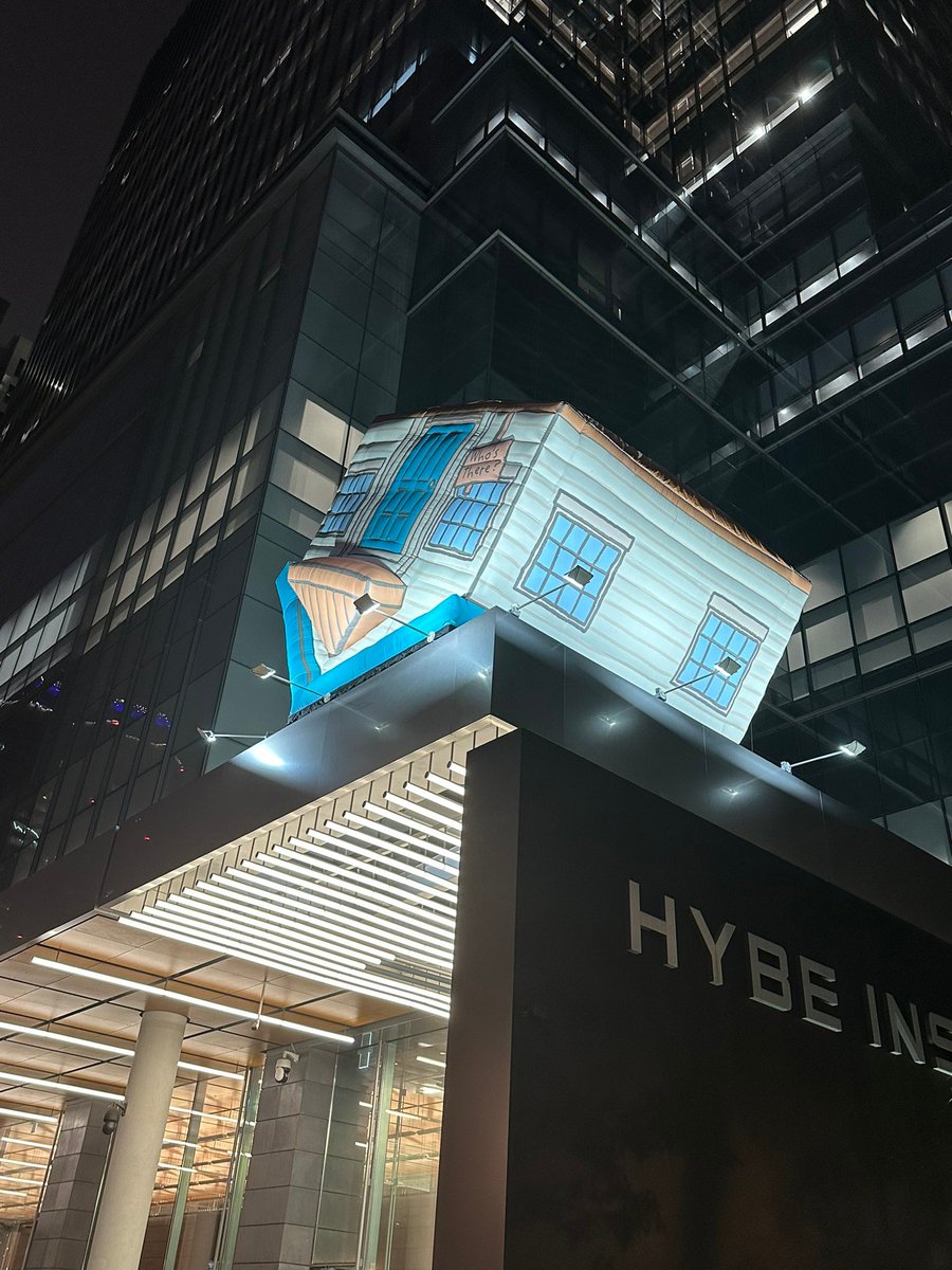 KOZ really going all out promoting BOYNEXTDOOR like putting this blow-up house on the hybe building😭

#BOYNEXTDOOR