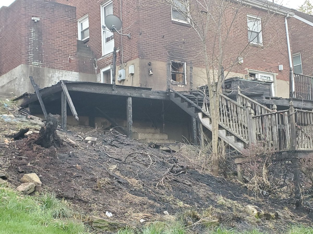 412Gfd's tweet photo. Came home from work to change before going back out. Heard downstairs neighbor screaming "the house is on fire". She was wrong, it was the neighbors house https://t.co/aeZ4TPc8QT