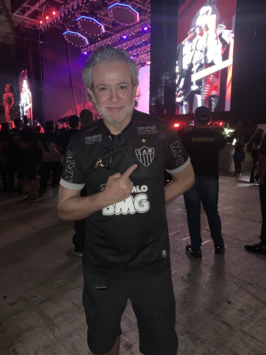 Mineirao's tweet photo. Paulo Xisto, baixista do Sepultura, curtindo Kiss no Mineirão! 💜 https://t.co/ykASk7T8IU
