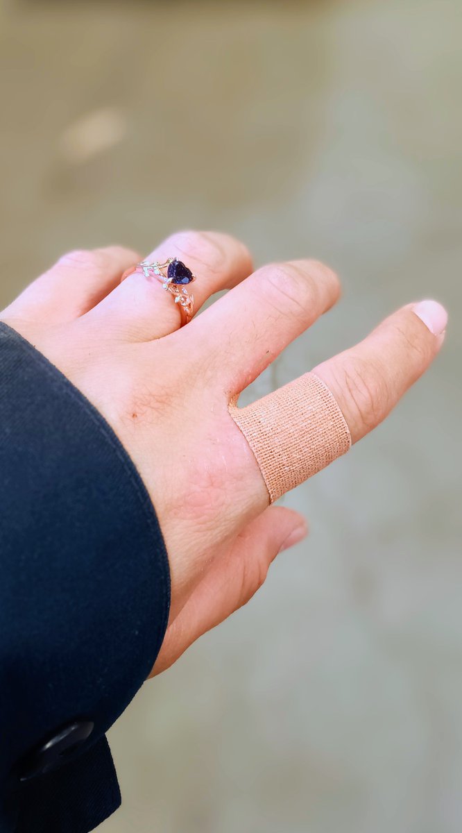 D0NTSH00T's tweet photo. Where it started V.S. how it's going 
#ffxiv #engaged https://t.co/V5epc1okkZ