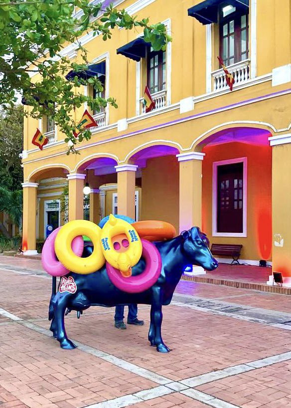 Una de las #VacasQuilla es pintada por Rosario Heins, mi tía, egresada de Bellas Artes y quien lleva el Caribe a Europa a través de sus obras. Felicitaciones a <a href="/CLENAOFICIAL/">CLENA</a>, <a href="/JJaramilloB/">Juancho Jaramillo</a> y los artistas participantes.