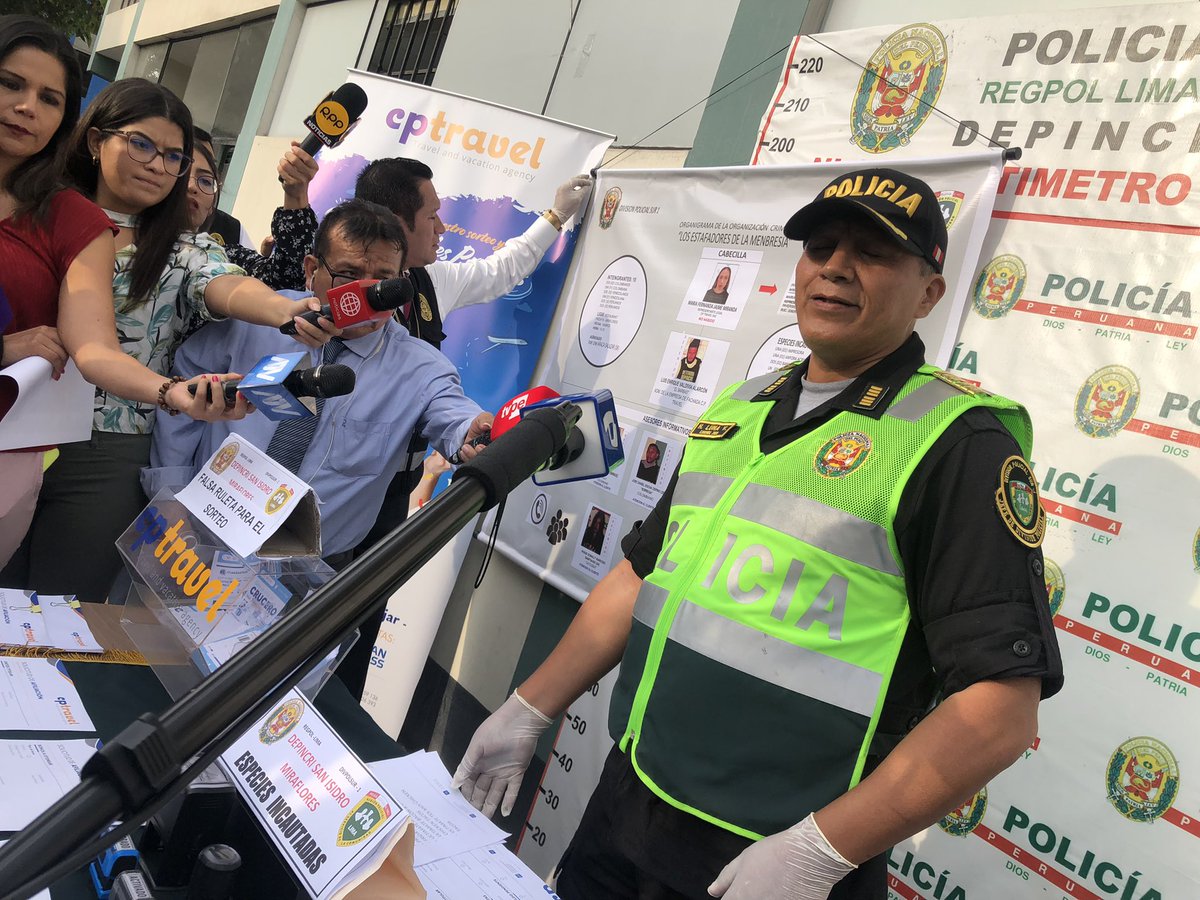 miraflores24h's tweet photo. 🚨El binomio conformado por @PoliciaPeru y @MuniMiraflores al servicio de nuestros vecinos 💪🏽👮‍♂️ Hoy brindamos apoyo para desarticular una banda de estafadores que utilizaba un conocido restaurante así como un local dentro del distrito para cometer sus ilícitos https://t.co/Ndq2KjnjP0