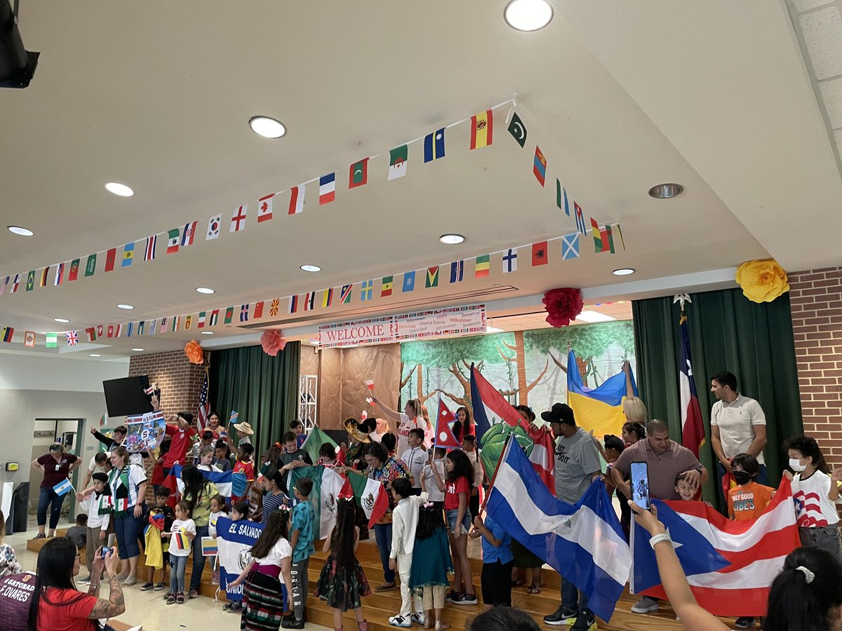 I love my school! We had an International Festival tonight &amp; showed off the diversity our campus has.  I loved seeing the kids &amp; their families representing their countries with maps, food, and clothing.
<a href="/CaprockES/">Caprock Elementary</a> proud! 🐊💙 #morethanacampus