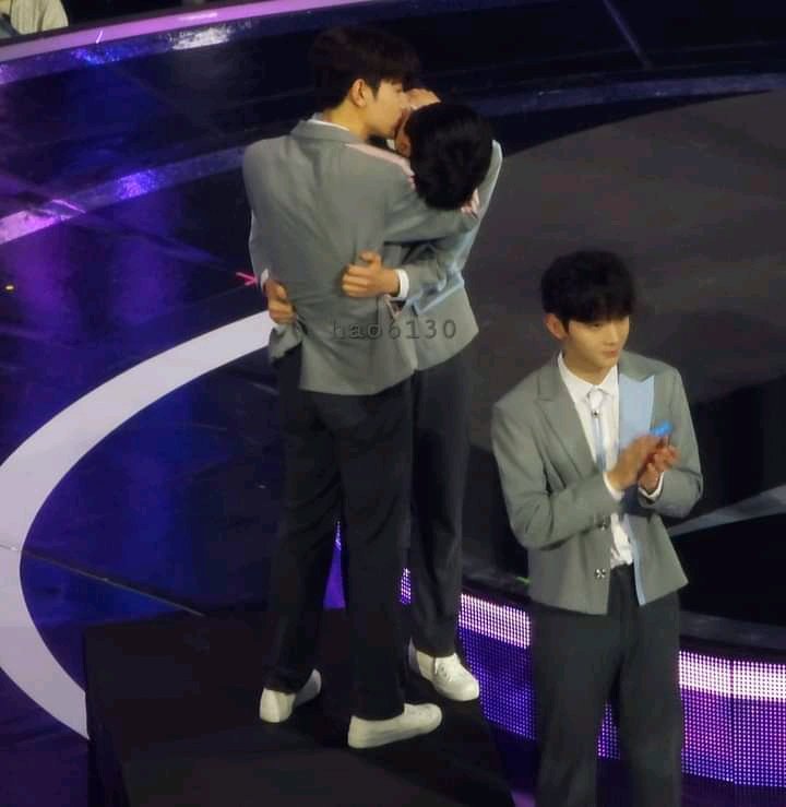 sunghanbinphil's tweet photo. ZHANG HAO KISSING SUNG HANBIN'S NECK OMG 🤭😩 https://t.co/F4kTiDBVyh