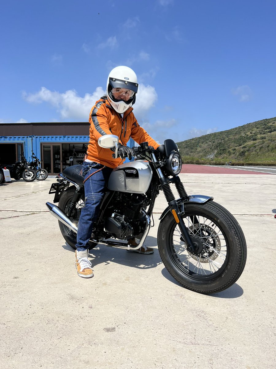 motosx1010's tweet photo. 昨日は最高の1日でした!
全ての車両に感動しっぱなし♬
早く皆様に見せたい!
モデルは #smotorcycle さんです
#brixton #brixton広島 #モトエスエックス #モトエスエックス広島 https://t.co/wJxbPCJ1hd