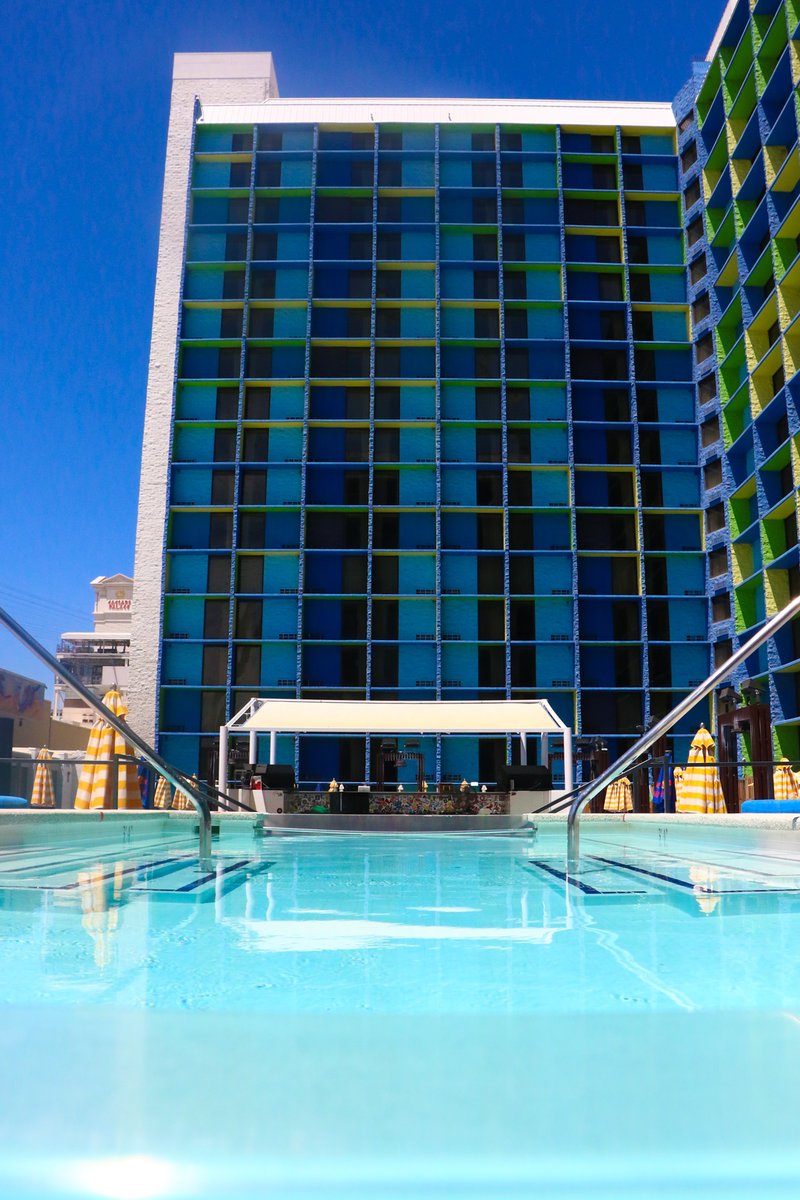 TheLINQ's tweet photo. It's perfect poolside weather! See you at #InfluencePool soon? 🍹
https://t.co/4WJaLnSkJU https://t.co/LOZKOHlmWh