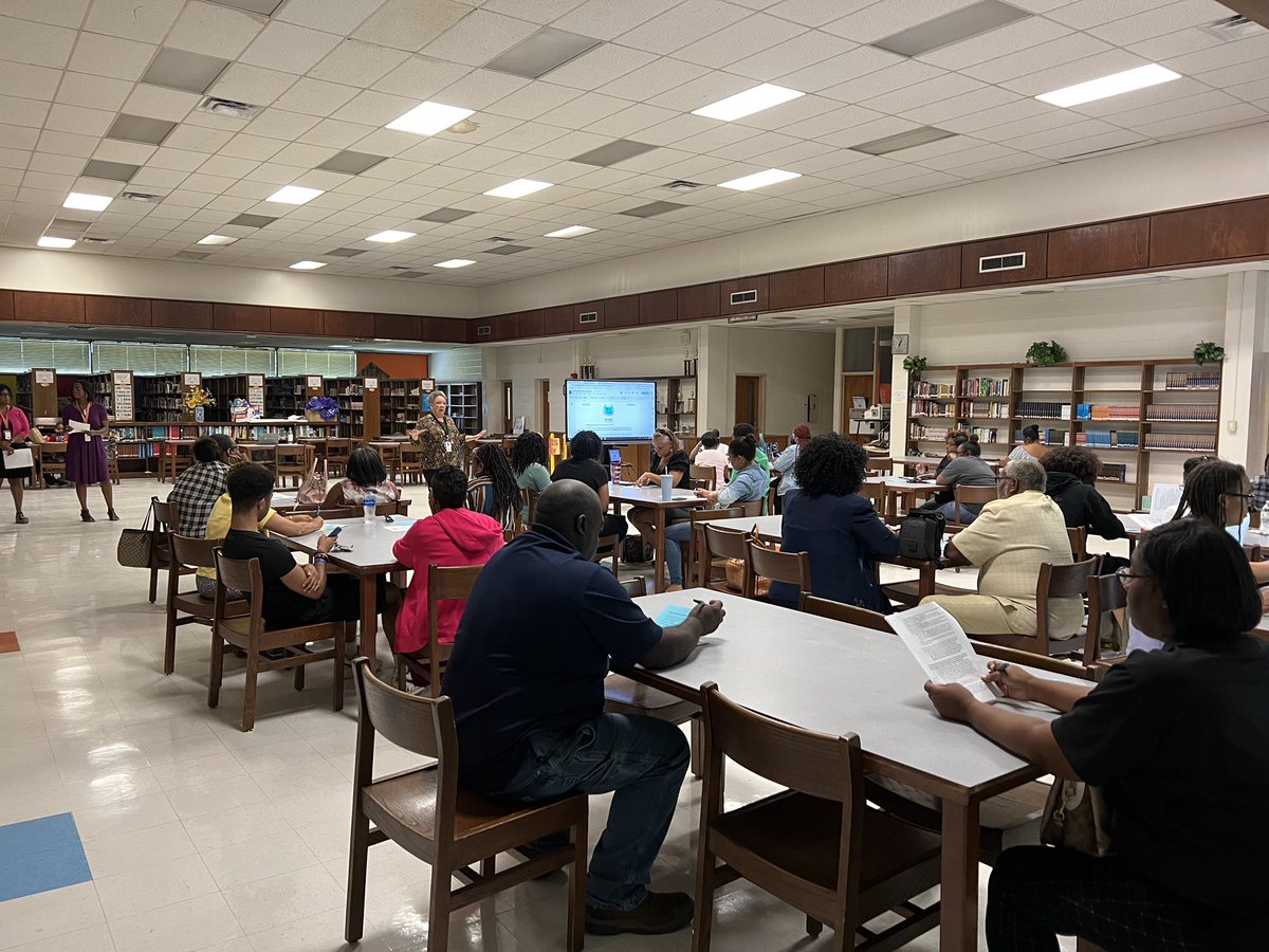 ReidRossCougars's tweet image. Thank you to the @ReidRossCougars’ seniors and  guardians who attended the Class of 2023 Parent Meeting. #stepintosuccess
