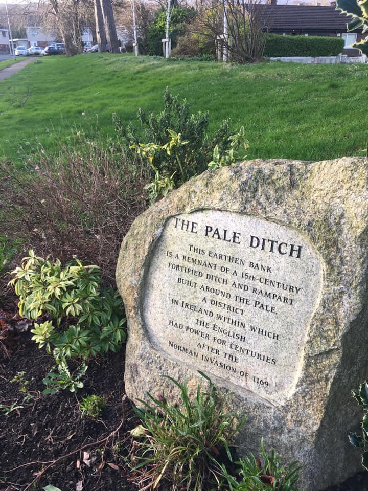 KellyTavolassi's tweet image. Protecting ppl inside the Pale in medieval times from the “wild Irish” with defensive ditches/walls from Dalkey towards Kilternan,  across Sandyford and all the way to Naas. Small section of the original boundary preserved up in Kilcross housing estate Sandyford. #thepale #irish