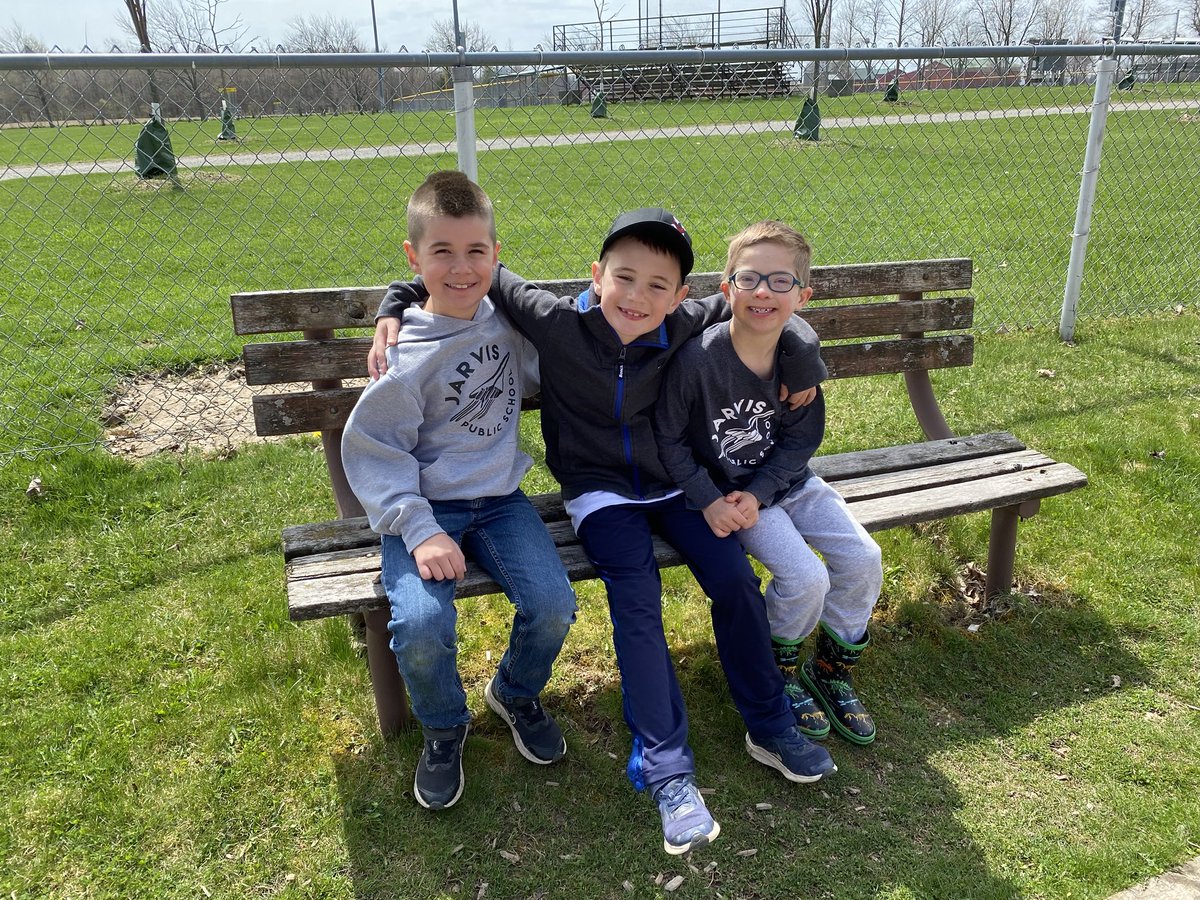 Thanks to MrsMcIntyre, Ms O’Donnell, Miss C and kids for the Earth Day clean up in town today! 🌎 We’re proud to be Jets! ⁦<a href="/GEDSB/">Grand Erie District School Board</a>⁩