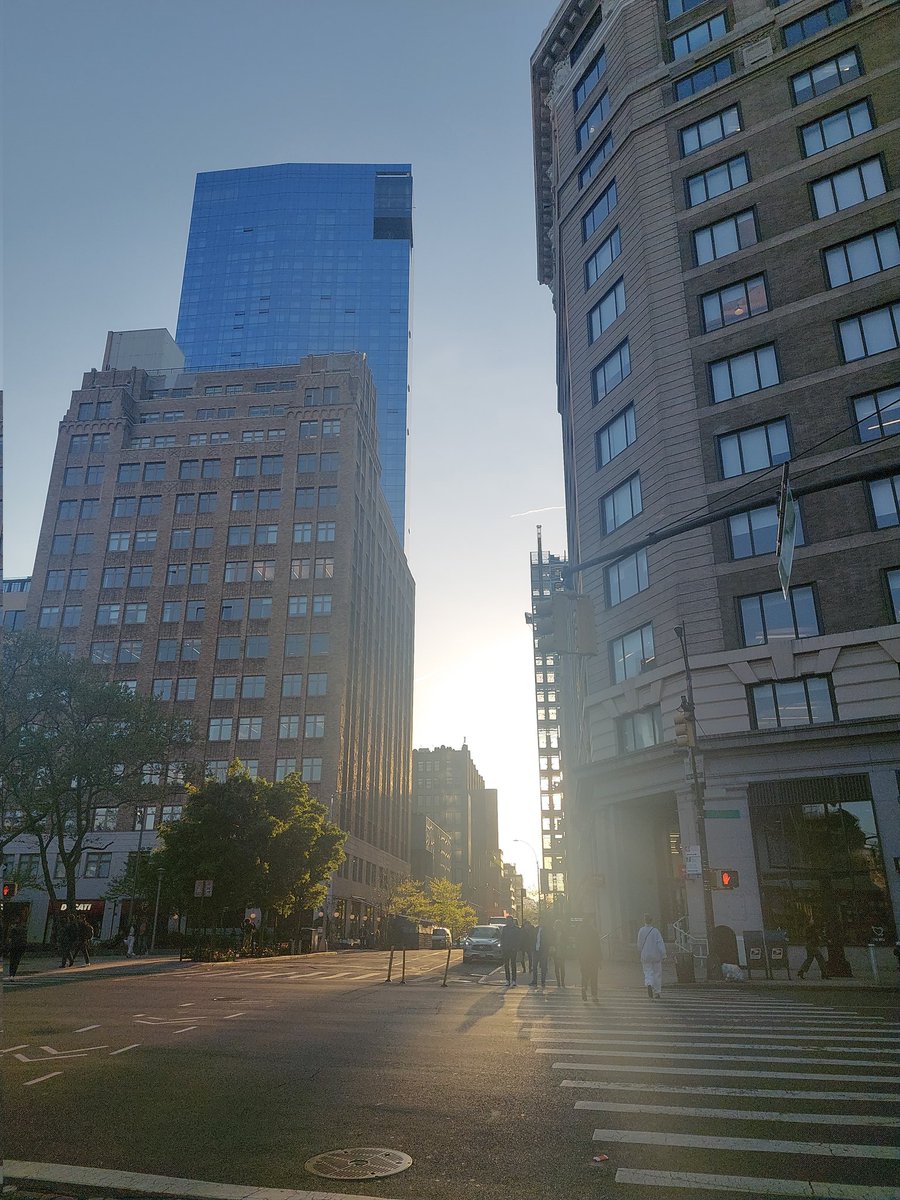 FeedMintless's tweet photo. I slept 2 hrs, my feets hurt, my neck hurt from looking around everywhere but it was a great first day in New York City ^^ https://t.co/FuuhezJYdX