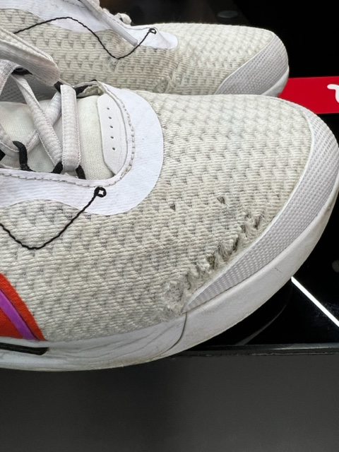 per_78's tweet photo. @Nike tengo 30 días con estos tenis y fui a solicitar un cambio por la calidad del producto y @DeportesMarti dice que no procede por que supuestamente los utilice en cancha de arcilla lo cual es mentira ya que yo juego en canchas duras. #malacalidad #pesimoservicioalcliente https://t.co/4sZfQfxHiW