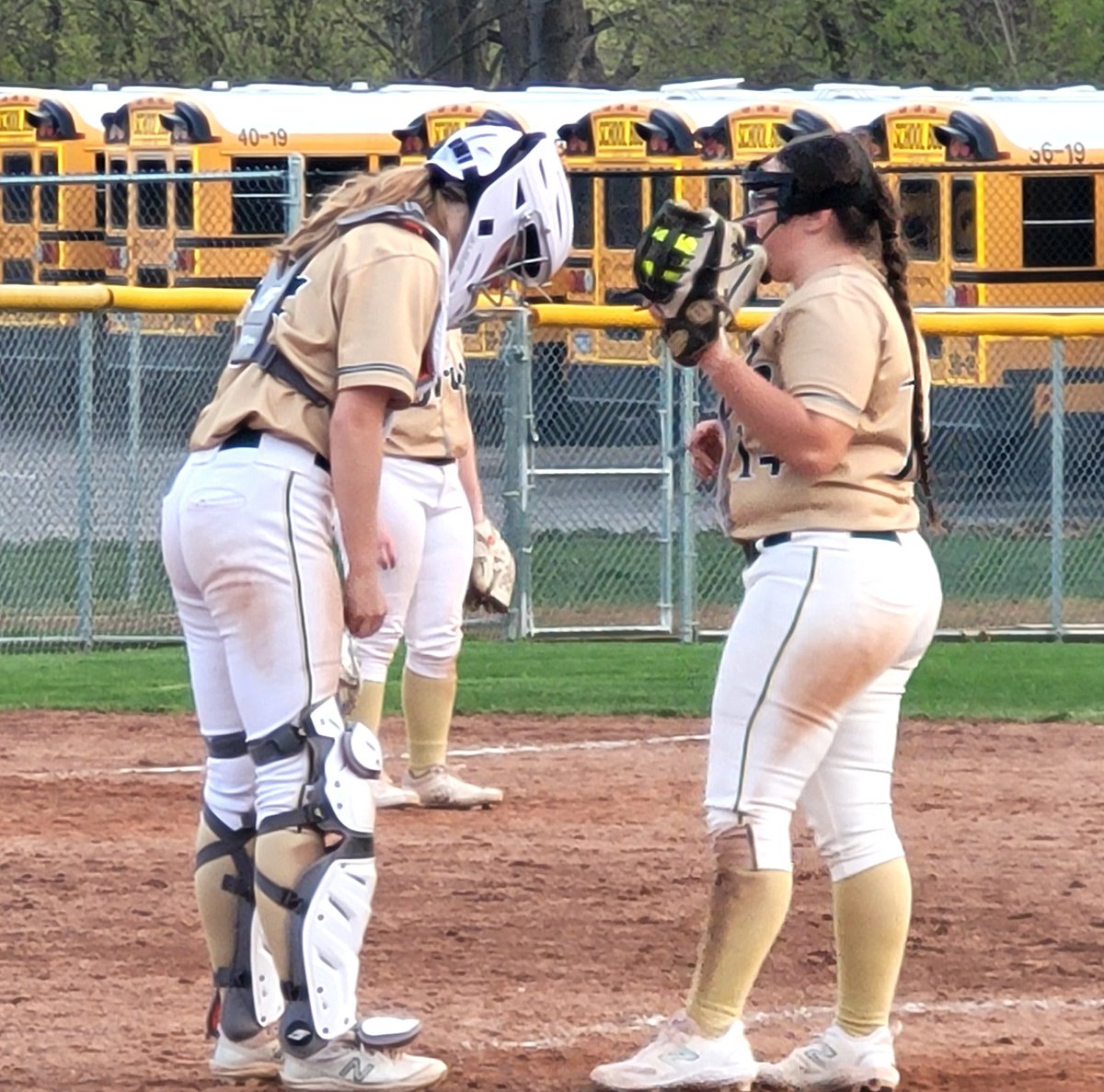 NDSoftball17's tweet photo. Irish use strong opening and closing innings to take a  DH from Rochester.  Simmonds &amp;  Wachowiak go yard in the opener for the 2nd straight game, they each pick up the W in the circle. Freshman Hartmann hits her 1st career HR. https://t.co/oh0Hsu8RrE