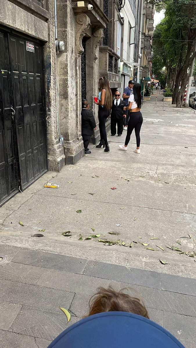 Lore18600443's tweet photo. @SandraCuevas_ @AlcCuauhtemocMx @inveacdmx @PAOTmx, @Claudiashein @DuniaLudlow fiesta clandestina SUPER ESCANDALOSA en casa catalogada que esta TOMADA por Ambulantes del BAZAR DEL ORO, es donde guardan todos los puestos (TUBOS, LONAS). Colima 282 entre Insurgentes y Medellín. https://t.co/PT2CU97FYM