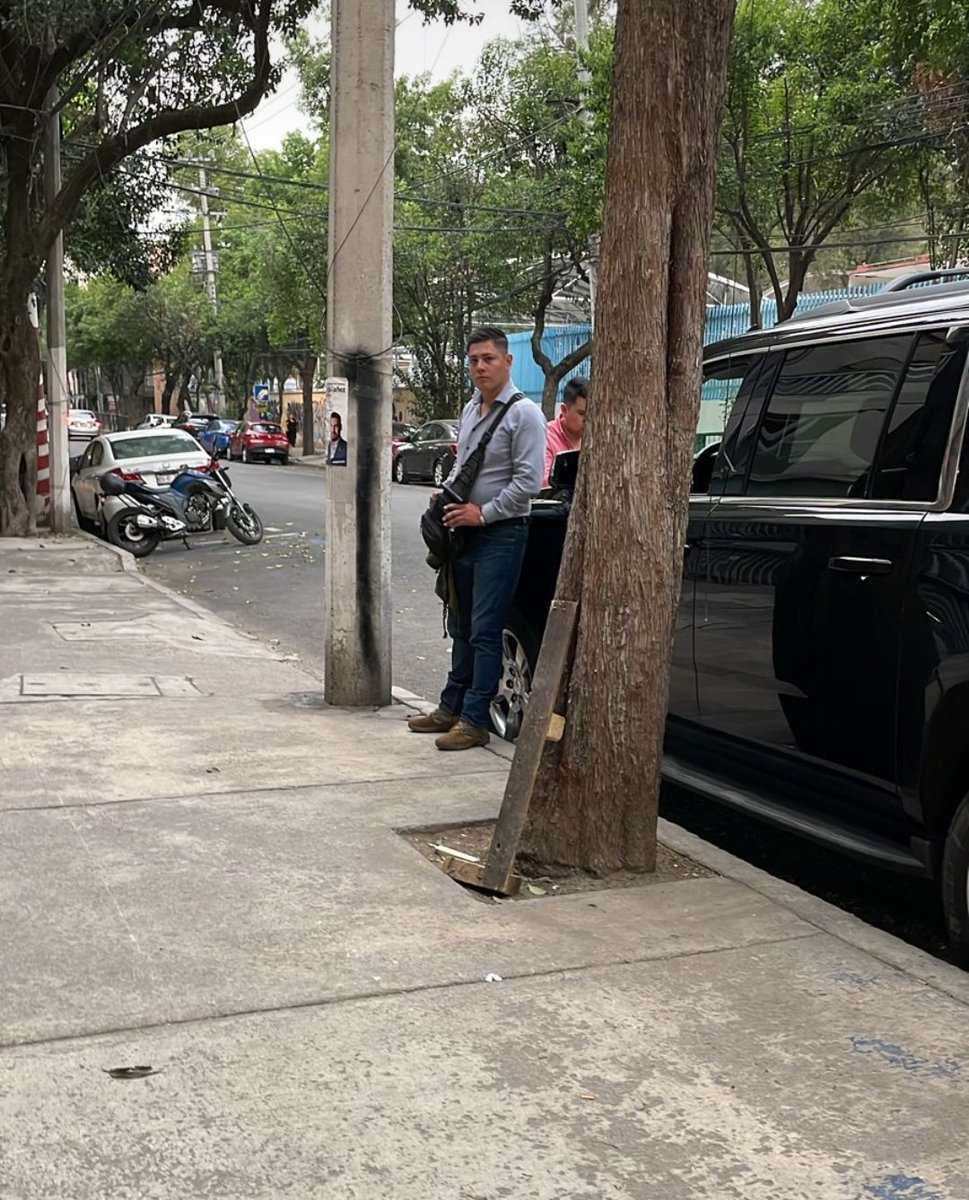 Lore18600443's tweet photo. @SandraCuevas_ @AlcCuauhtemocMx @inveacdmx @PAOTmx, @Claudiashein @DuniaLudlow fiesta clandestina SUPER ESCANDALOSA en casa catalogada que esta TOMADA por Ambulantes del BAZAR DEL ORO, es donde guardan todos los puestos (TUBOS, LONAS). Colima 282 entre Insurgentes y Medellín. https://t.co/PT2CU97FYM