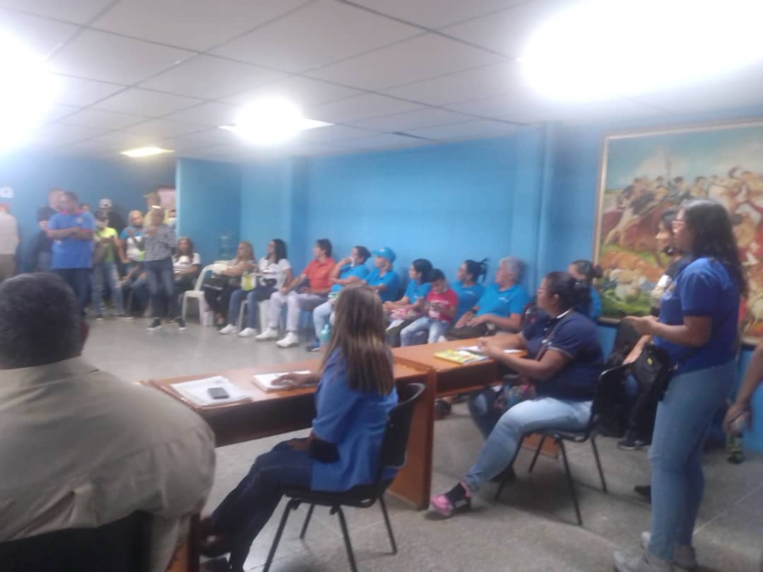 nnotivenezuela's tweet photo. #20Abril 
La @ZE_Aragua abre sus puertas para atender y escuchar a las y los trabajadores en un clima de cordialidad y diálogos. 
¡En Aragua La Educación No Se Detiene! 
#ManoDeHierro 
@_LaAvanzadora @Soykarinacarpio @MPPEDUCACION https://t.co/vZ1aE9jXPi
