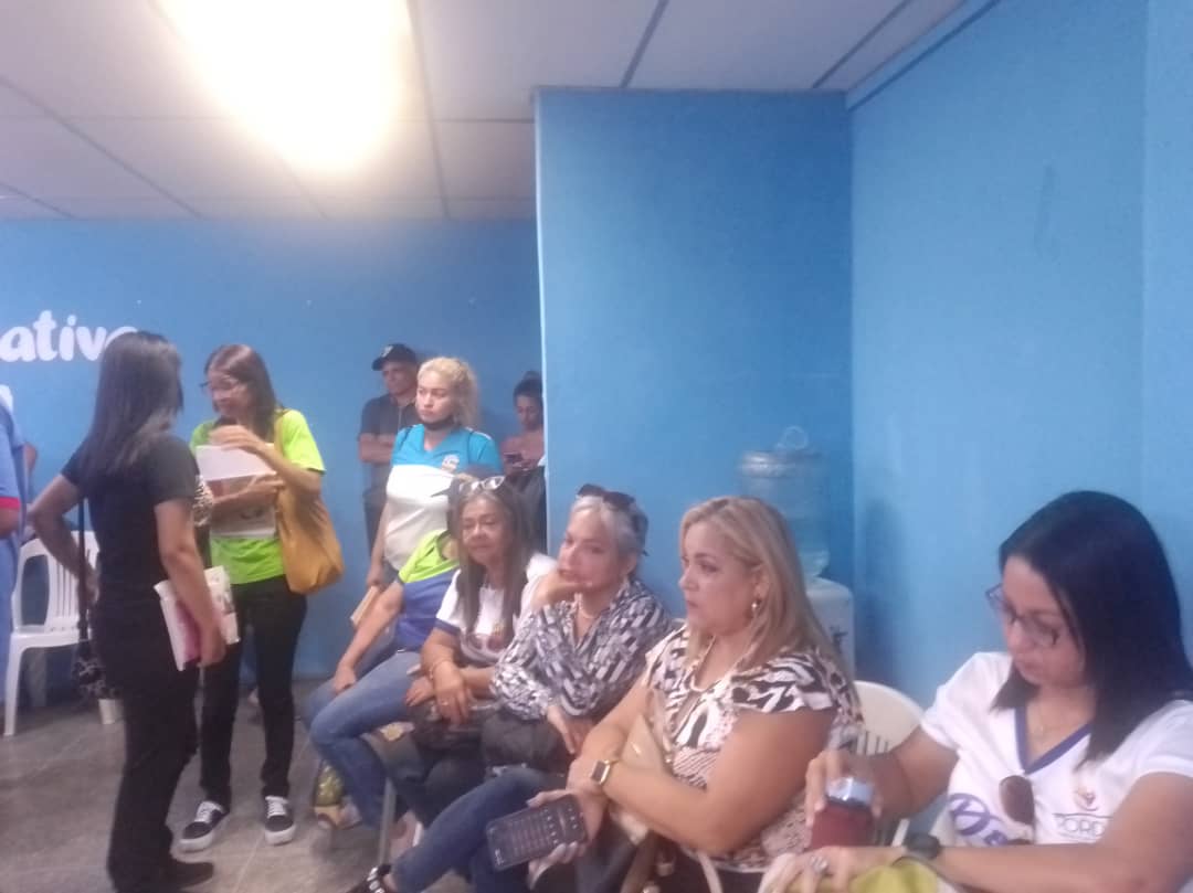 nnotivenezuela's tweet photo. #20Abril 
La @ZE_Aragua abre sus puertas para atender y escuchar a las y los trabajadores en un clima de cordialidad y diálogos. 
¡En Aragua La Educación No Se Detiene! 
#ManoDeHierro 
@_LaAvanzadora @Soykarinacarpio @MPPEDUCACION https://t.co/vZ1aE9jXPi