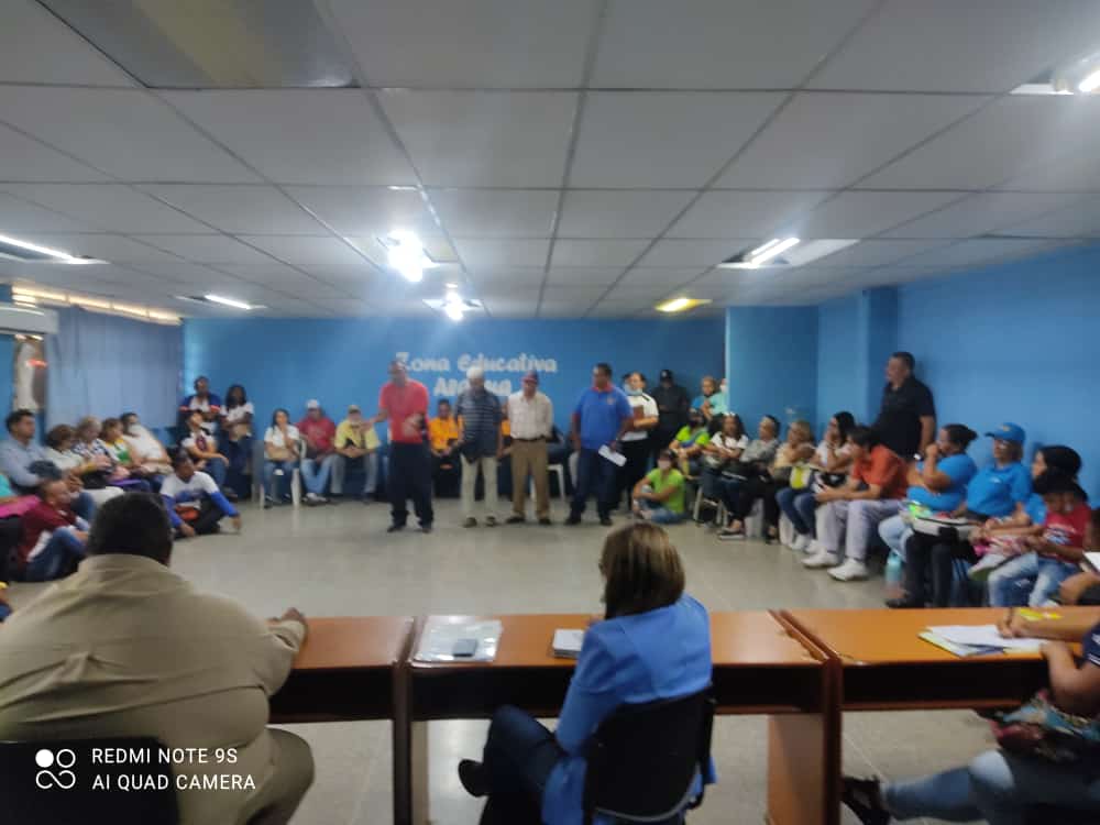 nnotivenezuela's tweet photo. #20Abril 
La @ZE_Aragua abre sus puertas para atender y escuchar a las y los trabajadores en un clima de cordialidad y diálogos. 
¡En Aragua La Educación No Se Detiene! 
#ManoDeHierro 
@_LaAvanzadora @Soykarinacarpio @MPPEDUCACION https://t.co/vZ1aE9jXPi