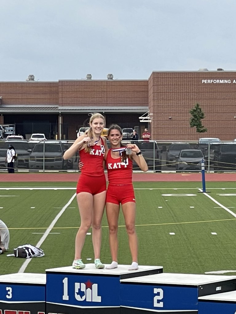 Nia (5:06) and Maddy (5:07) qualify for Regionals in the mile, placing 🥈and 🥉!!! Both girls also with big PR’s!!!