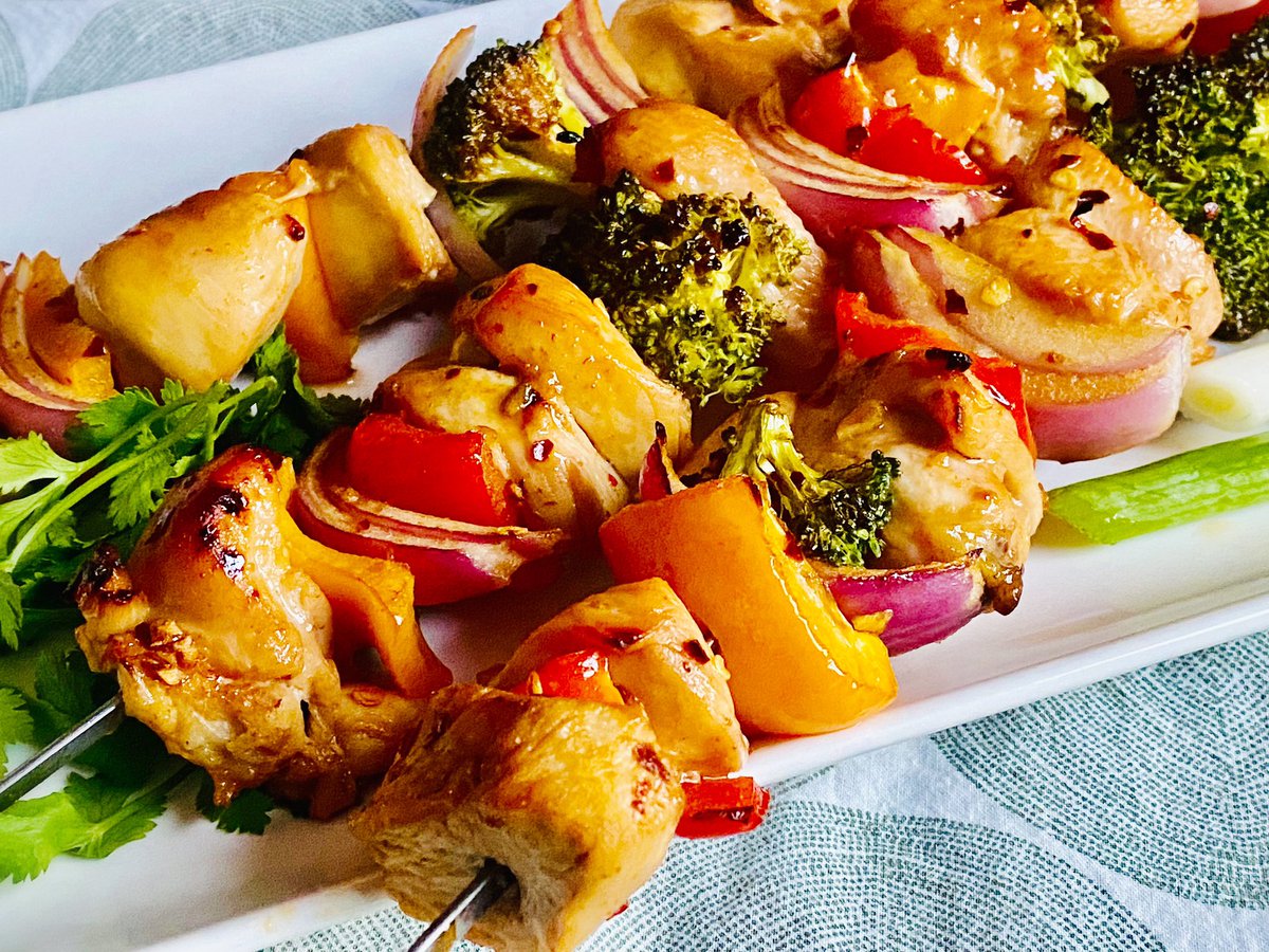 gsdreams's tweet photo. Keeping it light but spicing it up for #dinner tonight… Honey Chili Sriracha Chicken Kabobs 🤤 #somuchflavor #asianflavors #chickenkabobs @KikkomanKitchen @smfchicken https://t.co/jQoez0011v