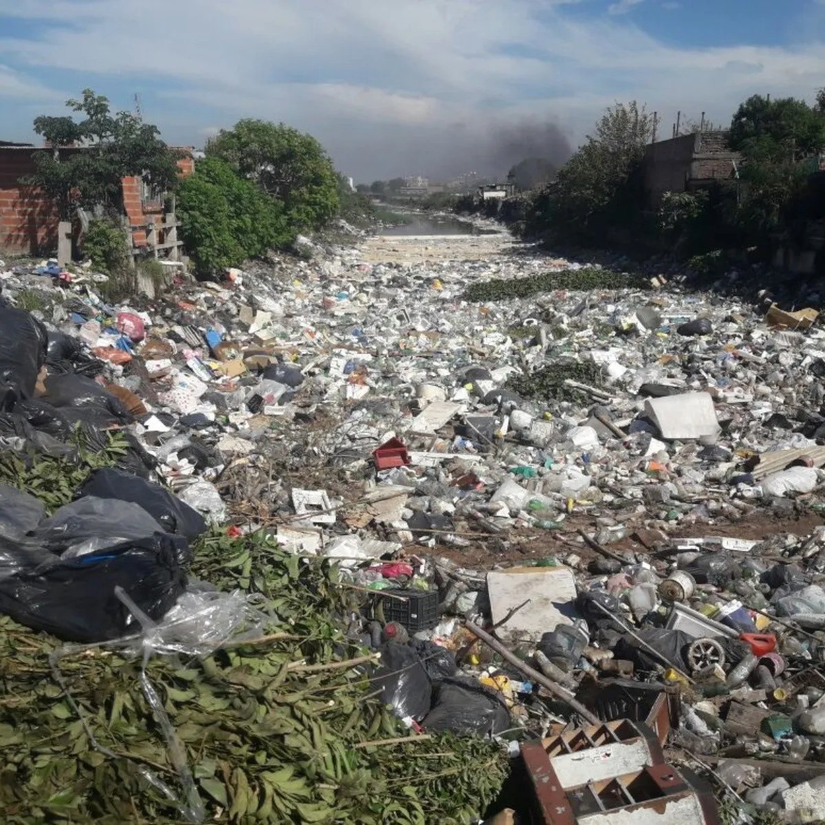 ulichaparro12's tweet photo. Me pasaron ésta foto del "Arroyo Las Piedras" en Quilmes, el reinado de Mayra Mendoza. El dengue más chiquito te debe convidar un mate ahí. https://t.co/HwjTJ1A3dc