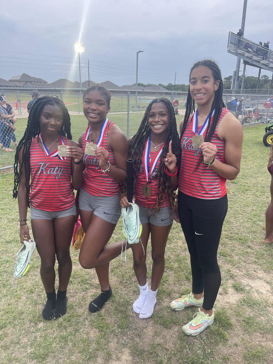 Wrapping up day 1 of the Area meet with a 🥇 place finish by these four rockstars! Sarah, Destinee, Simone and Lizzy with a great race and great finish in the 4x400!👏🏼