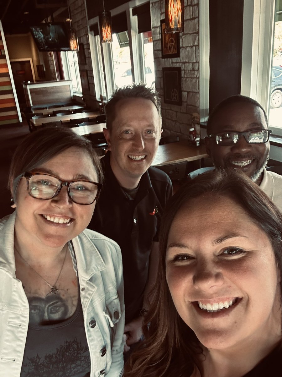 Adding to the amazing few days in Nashville - even more sunflowers 🌻 and #chilisgrow coming from the Mid-Atlantic with RISE graduation! WTL, CSL Interest Day, RISE graduation - Tennessee - you know how to show up. Proud of each and every leader! I #🌶️🤍 you all!