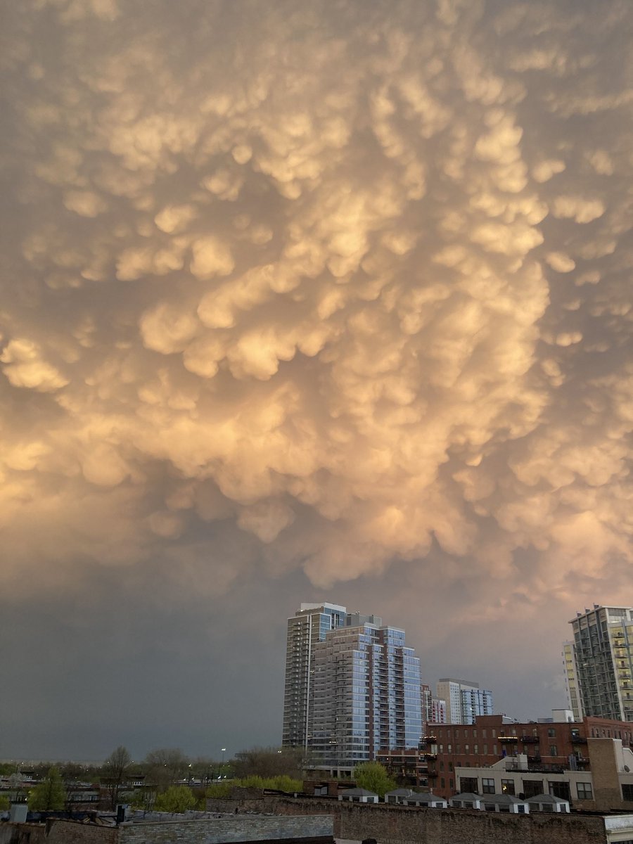 ⁦<a href="/Skilling/">Skilling</a>⁩ amazing cloud formation over South Loop tonight. Courtesy of my hubby ⁦<a href="/bruceahenry/">bruce a. henry</a>⁩!