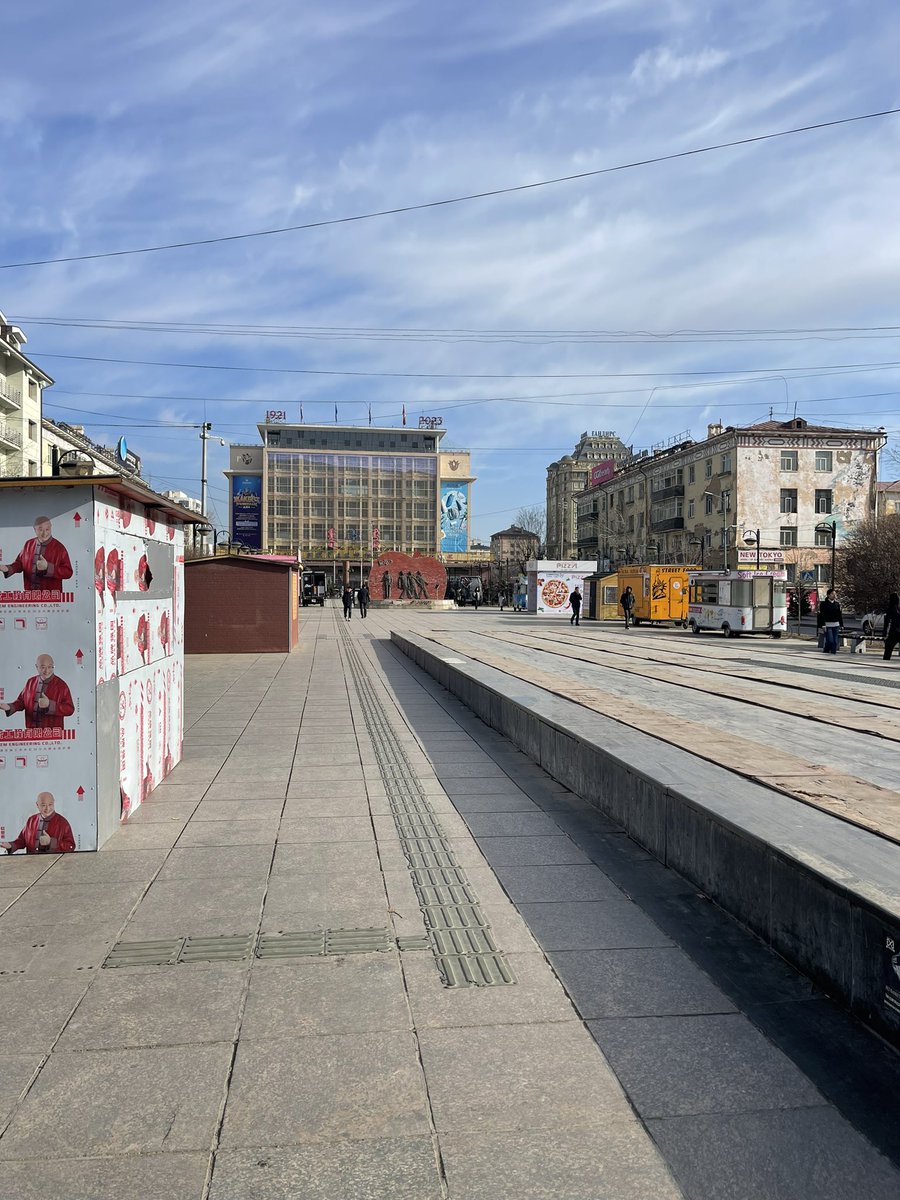 Өдөрт л нэг ТҮЦ нэмэгддэг болчихлоо..хүүхэд хөгшчүүд хаагуур нь алхах вэ? Тоо хэмжээг нь тааруулахгүй бол шээсний гудамж болох нь🤮 мэдрэмжгүй аалзнууд нь зөвшөөрөл өгөөд байдаг юм бэ