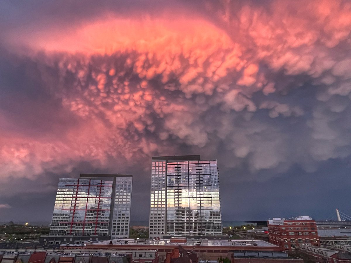 DavidKahn1009's tweet photo. @CherylScottWX @TracyButlerABC7 Incredible clouds and color after the storm!! #abc7chicago #southloop https://t.co/pBMkIg1p2f