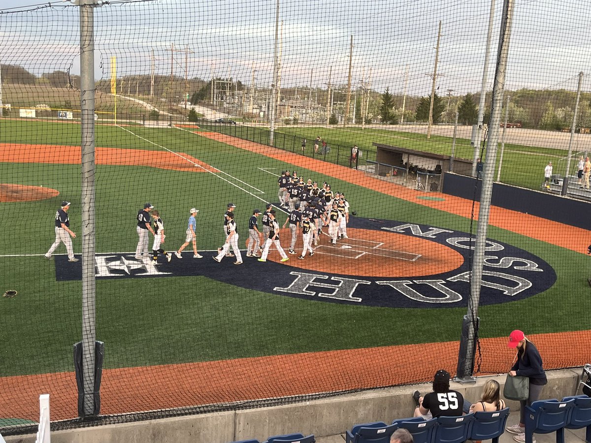jstud1587's tweet photo. @HudsonBaseball Frosh 11
Riverside 3
#ROLLHUD
#5inARow
#TenWins https://t.co/DprL1e7RsH