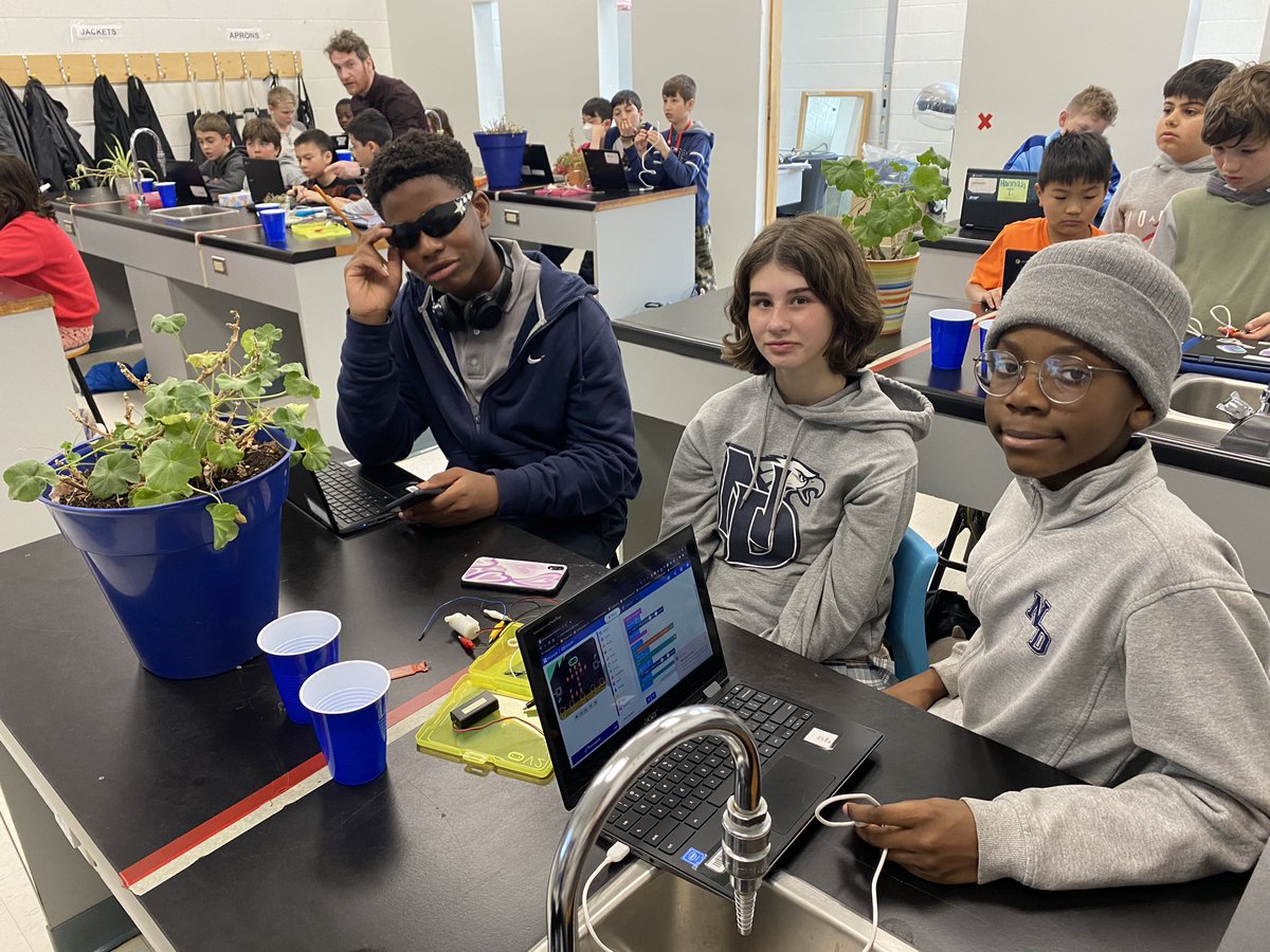 MmeMCrawford's tweet image. Activity Option #ClimateActionKits with @mrjdaher himself! Ss from @NotreDameOCSB @StGeorgeOCSB learning to code water pumps with the #bbcmicrobit to water our plants at ND! @PlayJouerCanada @ocsbDL @OCSB_LT @MrsJLawlor @MrMacKenzie5