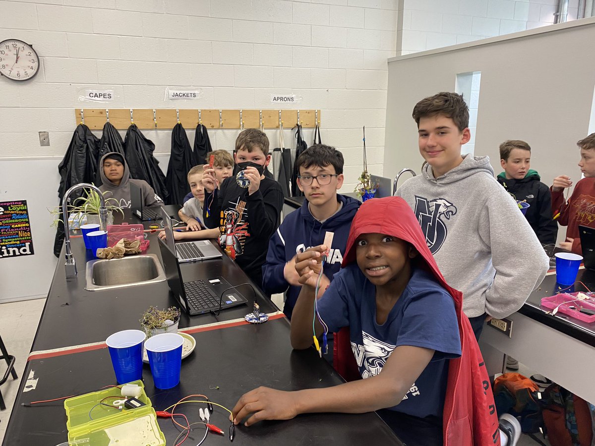 MmeMCrawford's tweet image. Activity Option #ClimateActionKits with @mrjdaher himself! Ss from @NotreDameOCSB @StGeorgeOCSB learning to code water pumps with the #bbcmicrobit to water our plants at ND! @PlayJouerCanada @ocsbDL @OCSB_LT @MrsJLawlor @MrMacKenzie5