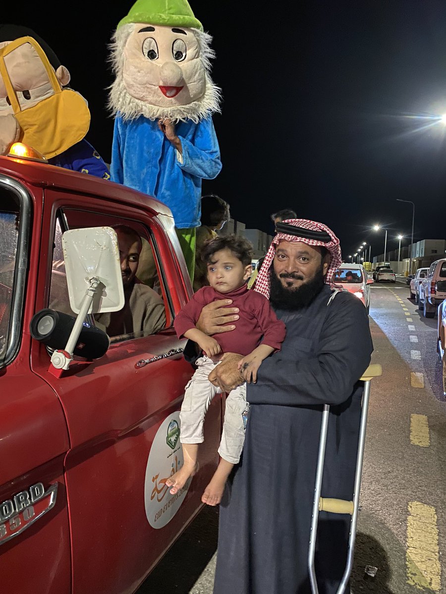 shababnbha1's tweet photo. 🎥 "ضمن مبادرة 
#أمير_منطقة_القصيم لفعاليات عيد
النبهانية ١٤٤٤هـ شكراً
لسعادة محافظ النبهانية 
لسعادة رئيس بلدية محافظة النبهانية 
لسعادة مدير شرطة محافظة النبهانية 
على دعمكم ومساندتكم
#للجنة_شباب_النبهانية اثناء توزيع عيدية🎁للأطفال في أحياء النبهانية. https://t.co/9XgwCRSGAH