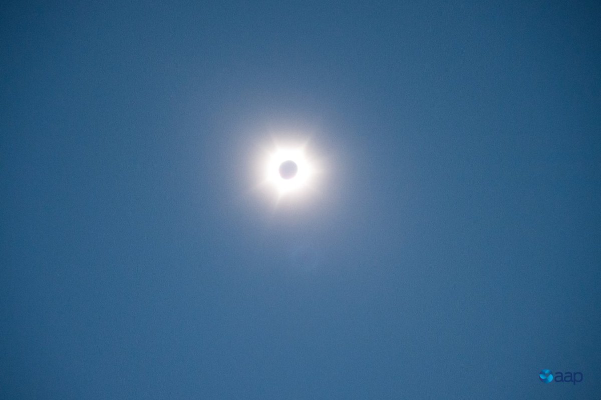AAPNewswire's tweet photo. "It made me realise how small we are in the universe."

Stargazers from around the globe are packing up in Western Australia's remote north after being stunned by a rare total solar eclipse that turned day into night.

Story and pics via @hcnub: https://t.co/aufKq4Bkah https://t.co/ii2TBJr0BU